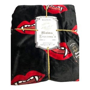 Magical Elixir‎ red dracula vampire fangs black full/queen plush blanket throw